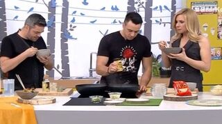 Chef Lambros Vakiaros cooks at the morning tv show on STAR Channel, with Cardinal Wok Sauce, Mendake Noodles and Cardinal Vegetables Cans. Cardinal Wok Sauce stars in a classic and very easy Stir Fry with Noodles and vegetables but also in a quick …